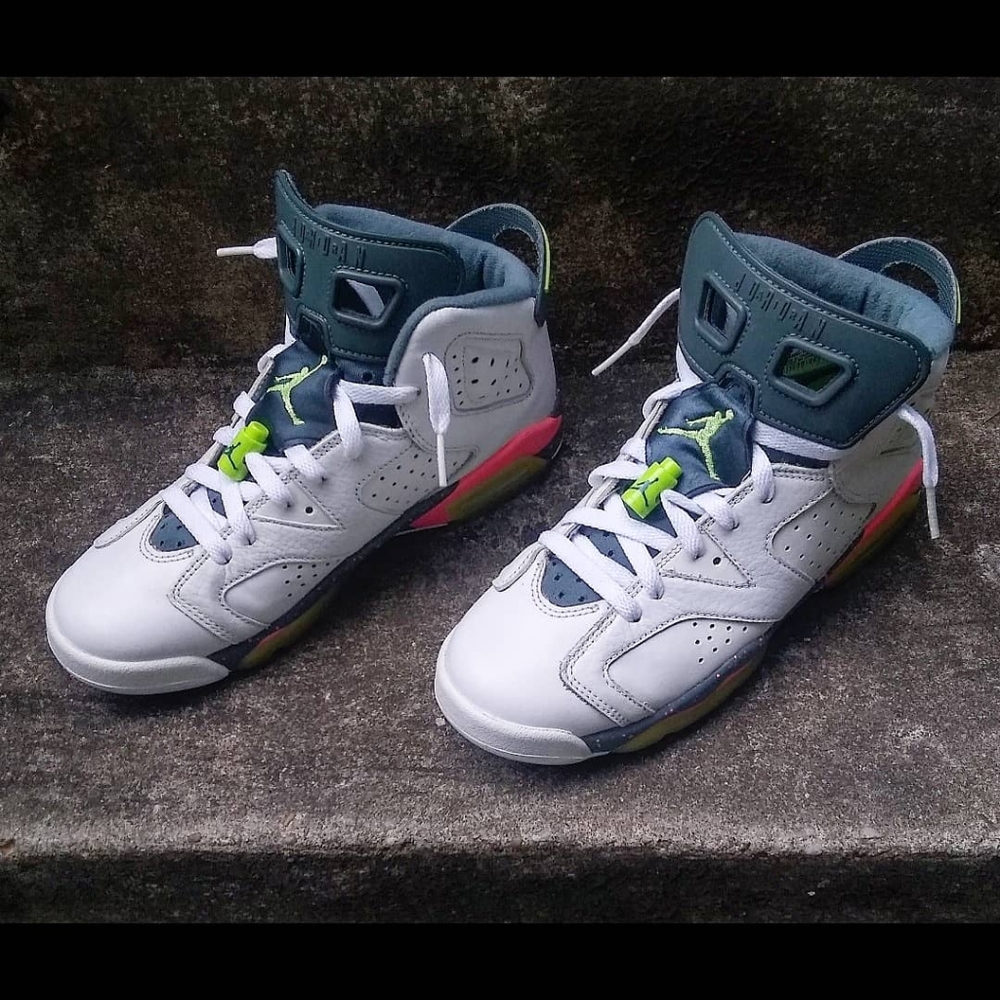 Air Jordan 6 "Bright Mango" kid's 5.5 or wmn's 7